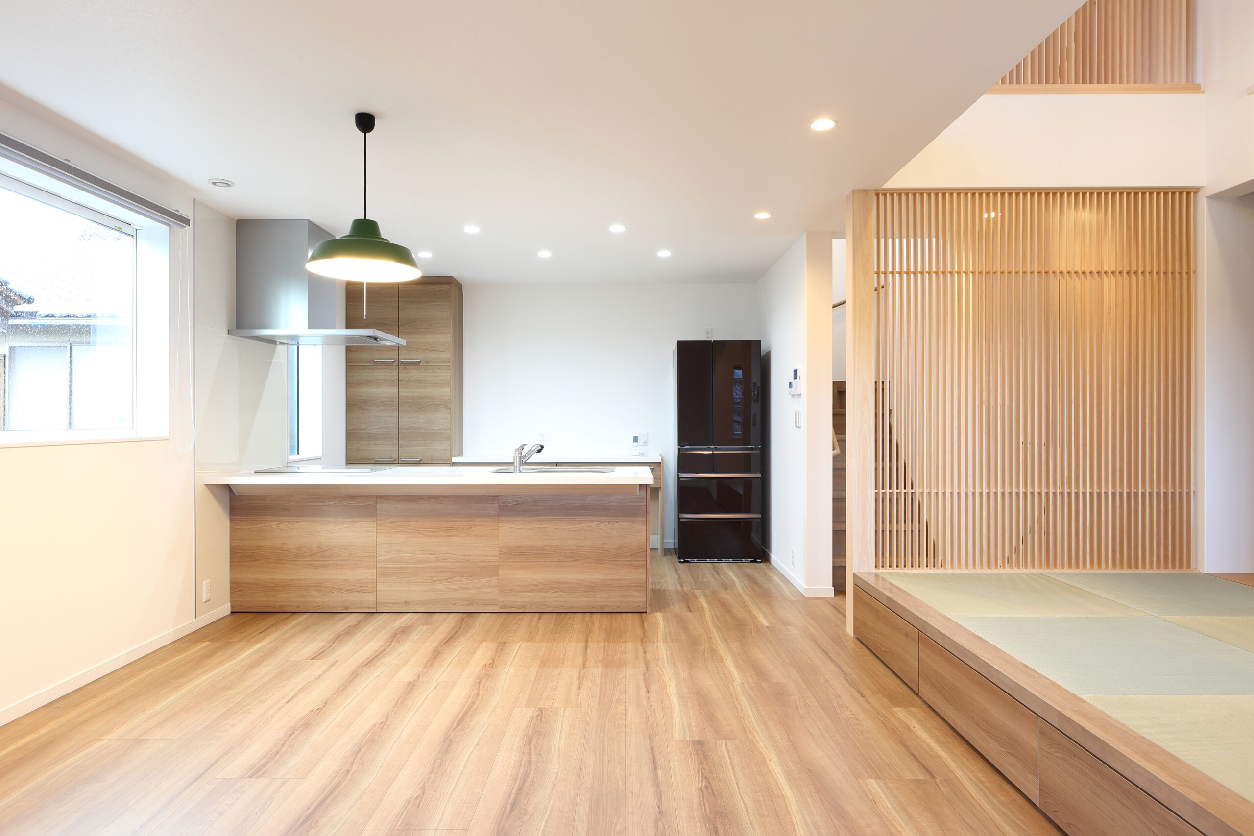 リビングに千本格子のあるお家の画像