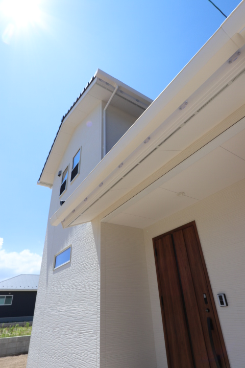 白を基調としたお家の画像